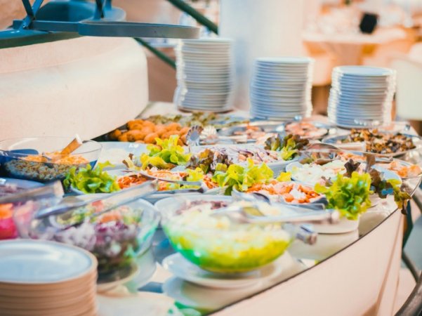 Buffet con insalate e contorni.