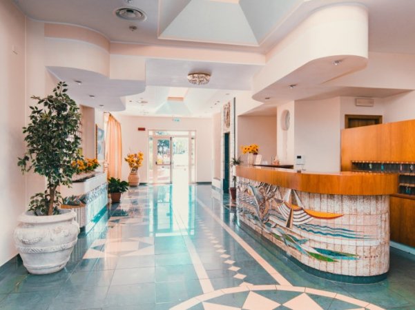Hall di un hotel con reception.