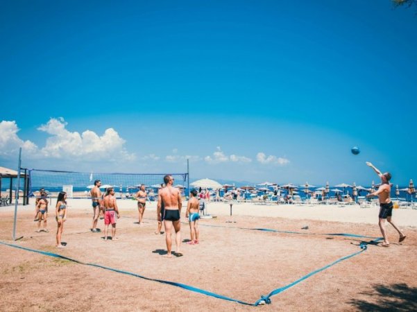 Gruppo di persone che giocano a beach volley.