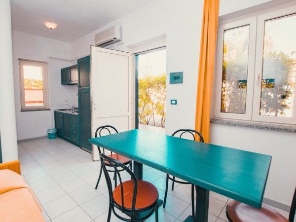 Cucina moderna con tavolo e sedie.