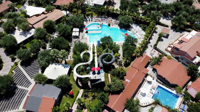 Complesso con piscine e scivoli dall'alto.
