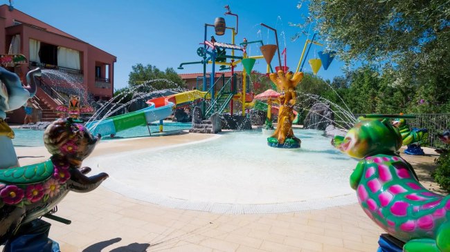 Area giochi acquatici con scivoli e spruzzi.