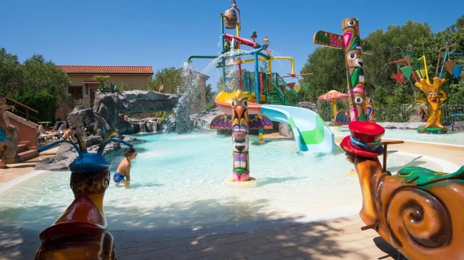 Parco acquatico con scivoli e giochi colorati.