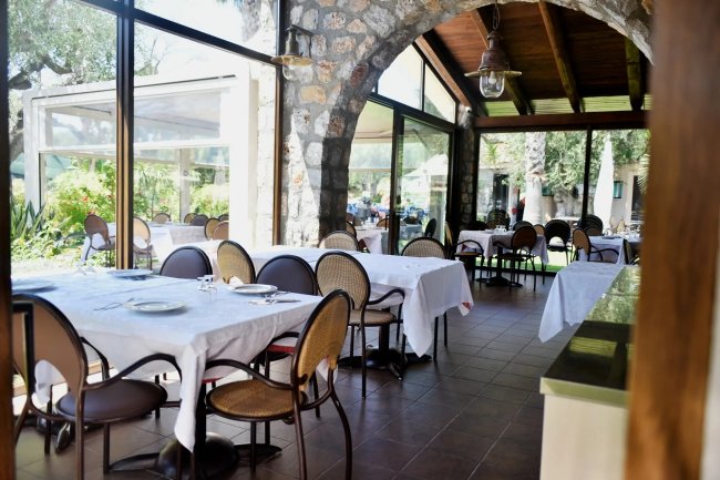 Ristorante luminoso con tavoli apparecchiati.