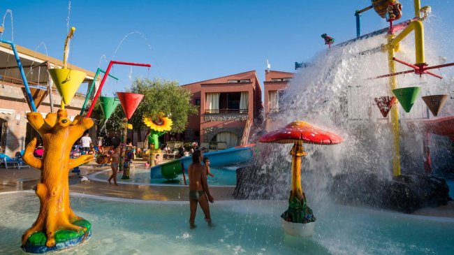 Splendido parco acquatico con spruzzi e giochi.
