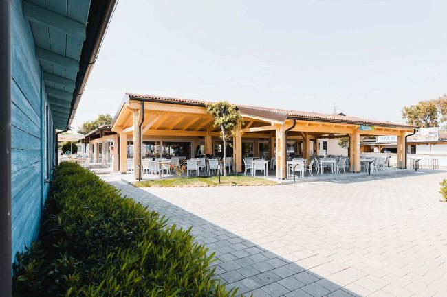 Ristorante all'aperto con tettoia in legno.