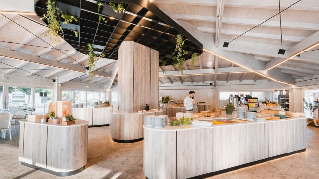 Buffet moderno con decorazioni verdi.