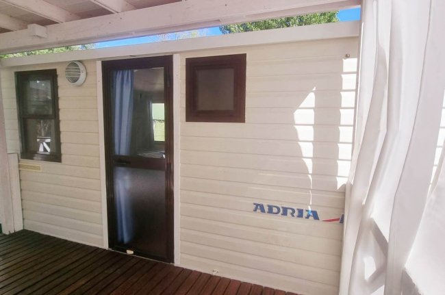 Una casa mobile con porta e finestra, con scritto 