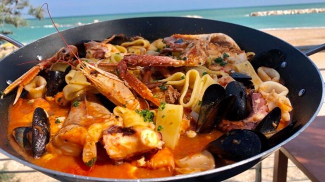 Padella di pesce e pasta vista mare.