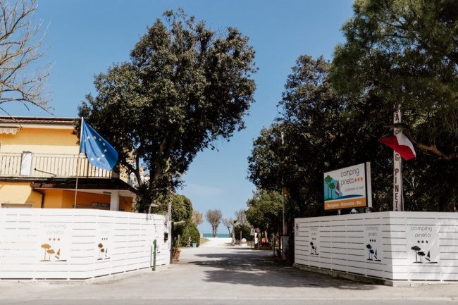 Ingresso di un campeggio con vista mare.